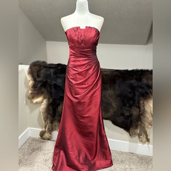 Gorgeous Burgundy Taffeta  Strapless Gown/Evening Dress - Picture 1 of 14